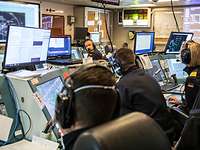SQUADEX 2022 Mehrere Marinesoldaten in blauer Arbeitsuniform sitzen vor Computerkonsolen, Monitoren und Laptops.
