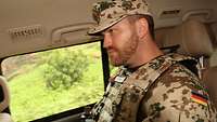 Ein Soldat sitzt im Auto