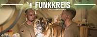 Podcast-Logo ,,Funkkreis" und Text ,,Der Veterinär in Mali", dahinter ein Soldat, der einen Diensthund untersucht