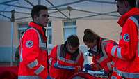 4 Sanitäter des DRK versorgen einen Verletzten