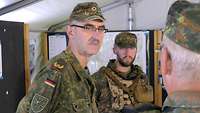 Soldaten bei der Einweisung in einem Gefechtsstand.