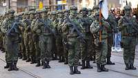 Finnische Soldaten bei einer Militärparade zum Flaggentag der finnischen Verteidigungskräfte 
