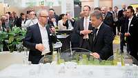 Der Bundesminister für Wirtschaft und Klimaschutz Habeck mit Petersen vor einem Modell zur alternativen Energiegewinnung