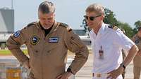 Oberst Gordon Schnitger links und Vizeadmiral Joachim Müller-Meinhard rechts
