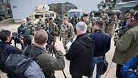 Soldaten geben Pressevertretern mit Kameras Interviews