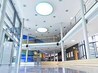 Manfred-Wörner-Zentrum Innenansicht des Manfred-Wörner-Zentrum an der Führungsakademie, hoher Raum mit Säulen