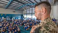 Interessierte Schüler einer australischen Grundschule können den Soldatinnen und Soldaten