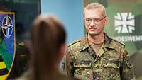 Brigadegeneral Krone spricht mit einer Soldatin während eines Interviews.