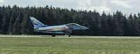 Sonderfolierter Eurofighter Ein Eurofighter mit Sonderfolierung rollt über die Runway. Im Hintergrund ist ein Wald.