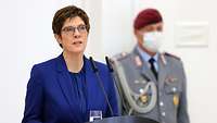 Annegret Kramp-Karrenbauer steht am Rednerpult.