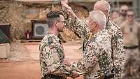 Zwei Soldaten befördern einen Kameraden
