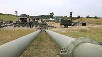 Pipelinerohre führen zu einer Verteilerstation mit mehreren Schiebern.