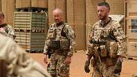 Zwei Soldaten im Gespräch mit anderen Soldaten