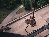 Ein KSK-Soldaten seilt sich aus einem Hubschauber auf das Dach eines Gebäudes ab.