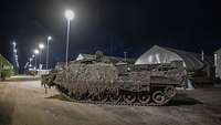 Ein Bergepanzer bei Nacht