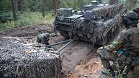 Ein Panzer schleppt einen anderen Panzer ab