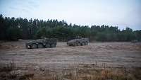 Ein Panzer schleppt einen anderen Panzer ab