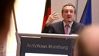 Militärdekan Michael Rohde bei seinem Vortrag im Ärztehaus Hamburg