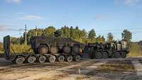 Ein Tieflader transportiert einen Panzer
