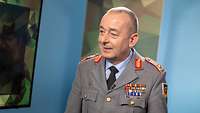 General Breuer im Porträt während eines Interviews