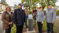 Drei Soldaten und drei Vertreter der Stadt Koblenz stehen um einen Aufsteller aus Metall zur Eröffnung des Widerstandsweges