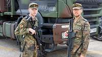 Zwei Soldaten posieren vor ihrem LKW