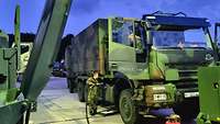 Eine Soldatin betankt einen LKW