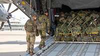 Zwei SOldaten besteigen ein Flugzeug