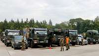 Viele militärische LKWs parken nebeneinander
