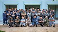 Gruppenbild von Soldaten in verschiedenen Flecktarnuniformen.