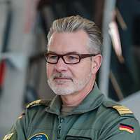 Porträt von einem Soldaten vor einem Hubschrauber