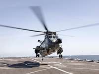 Hubschrauber Sea King bei der Deckslandung Ein Hubschrauber vom Typ Sea King landet auf dem Flugdeck eines Schiffes.