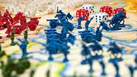 Spielfiguren auf einem Brett
