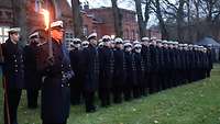Mehrere Rekruten sind in Formation angetreten