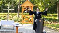 Militärbischof Bernhard Felmberg erteilt der versammelten Gemeinde den Segen Gottes