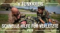 Podcast-Logo ,,Funkkreis" und Text ,,Schnelle Hilfe für Verletzte", dahinter zwei Soldaten die einen Verletzten versorgen