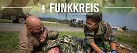 Funkkreis #128: Schnelle Hilfe für Verletzte Podcast-Logo ,,Funkkreis" und Text ,,Schnelle Hilfe für Verletzte", dahinter zwei Soldaten die einen Verletzten versorgen