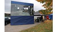 Ein gläsernes Studio zur Moderation des Events