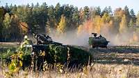Deutsche Jäger trainieren bei Fast Griffin in Litauen Gepanzerte Fahrzeuge fahren auf einem Truppenübungsplatz. Staub liegt in der Luft.