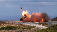 Taktisches Schießen mit dem Patriot-Waffensystem auf Kreta Das Flugabwehrraketensystem Patriot scheißt eine Lenkflugkörper ab. Ein Feuerball entsteht.