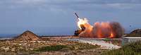 Taktisches Schießen mit dem Patriot-Waffensystem auf Kreta Das Flugabwehrraketensystem Patriot scheißt eine Lenkflugkörper ab. Ein Feuerball entsteht.