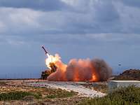Taktisches Schießen mit dem Patriot-Waffensystem auf Kreta Das Flugabwehrraketensystem Patriot scheißt eine Lenkflugkörper ab. Ein Feuerball entsteht.