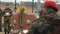 Oberstleutnant Marco Maulbecker bei seiner Würdigung am Gedenkort