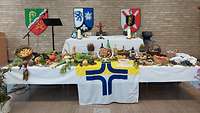 Erntedankaltar mit Obst, Gemüse und Feldfrüchten 