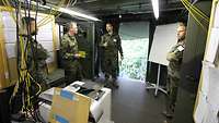 Soldaten besprechen eine Lage an einem Whiteboard.