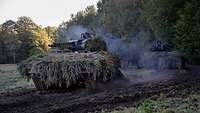 Schützenpanzer fahren aus dem Versorgungspunkt.