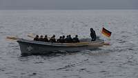 Ein Boot mit mehren Marinesoldaten auf dem Wasser.