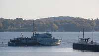 Minenjagdboot beim Auslaufen aus dem Marinestützpunkt Kiel