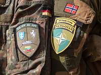 Patches Zwei Wappen auf zwei Uniformen