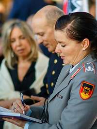 Mitherausgeberin der LGAI-Festschrift und Teilnehmerin des aktuellen Lehrgangs: Oberstleutnant Katja Tiedau.